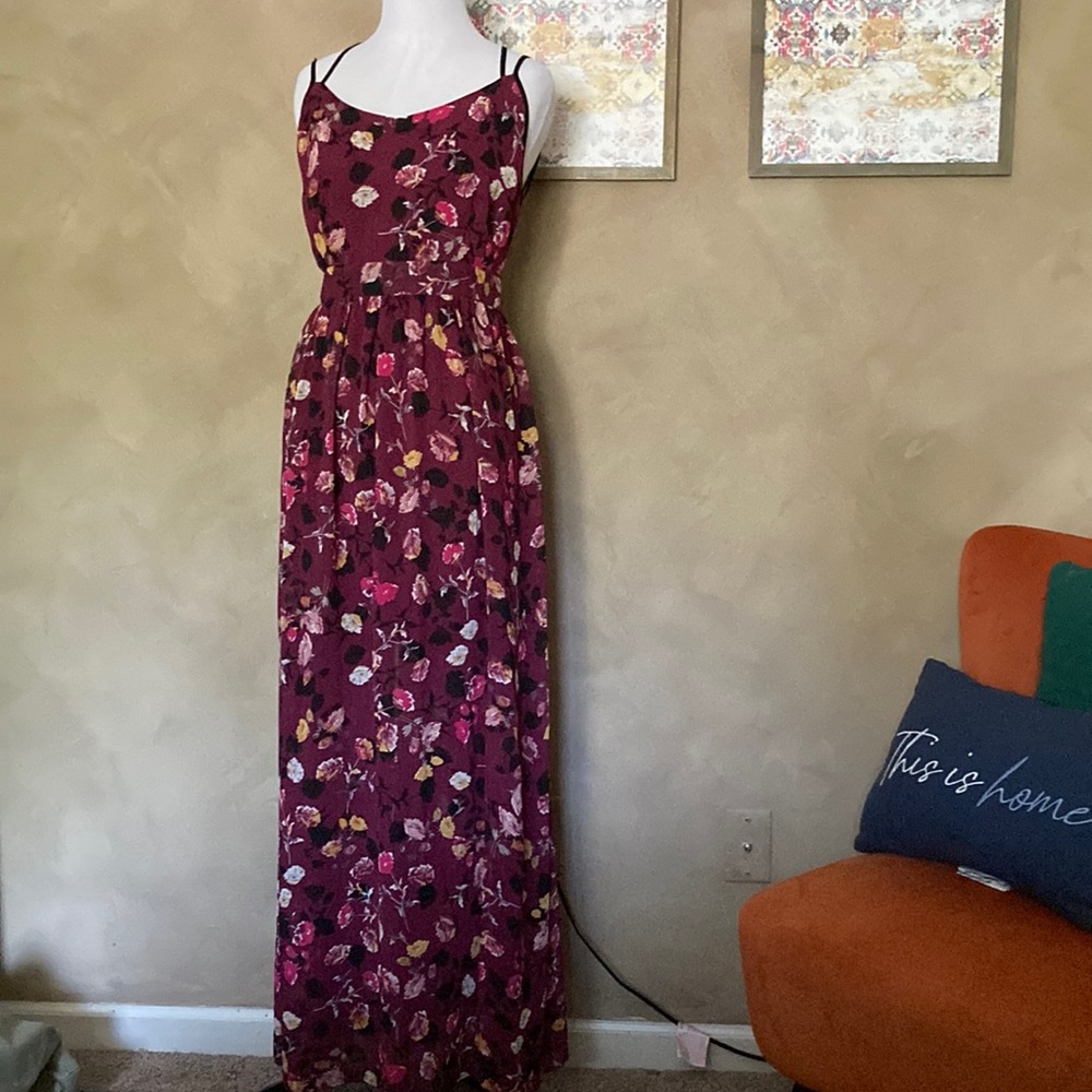 Medium en crème burgundy floral long cross strap dress